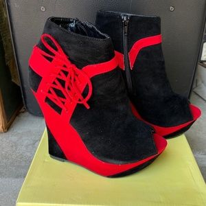 Liliana black and red suede style high heel wedge booties size 7